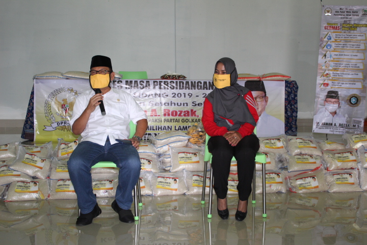 Anggota DPR RI Ir.Hanan A.Rozak Menyerahkan Bantuan Beras Kepada Warga Kampung Banjar Dewa