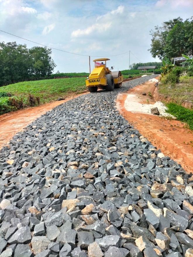 Pembangunan Tahap 1 Dana Desa 2025 Underlagh Peningkatan badan Jalan RT 001 RW 004 Jalan Makam