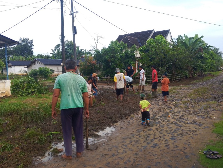 Kegiatan Rutin Gotong Royong Membersihkan Lingkungan atau Jum'at Bersih